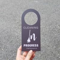 ราคา ป้ายแขวน 1 หน้า ป้ายกำลังทำความสะอาด cleaning in progress signage ลดล้างสต๊อก ป้ายแขวนประตู ป้ายพลาสวูด (9951363244)