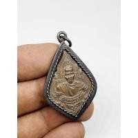 ราคา เหรียญรุ่นแรก หลวงพ่อรุ่ง วัดท่ากระบือ 2484 พร้อมเลี่ยมกรอบเงินเก่าแบบเปิด (21119146692)