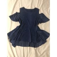 ราคา เสื้อเปิดไหล่ ชายแขนระบาย หน้าสั้นหลังยาว สีกรมลายเส้น (20675923193)