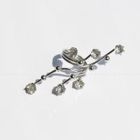 ราคา เข็มกลัดผ้าพันคอคลุมไหล่คริสตัลสีขาวผ้าพันคอผ้าไหมลายดอกไม้ผ้าพันคอผ้าไหมหัวเข็มขัด S คลิปผ้าพันคอผ้าไหมหัวเข็มขัด (20744686426)