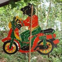 ราคา หนังตะลุง ชื่อเท่งขับรถเครื่อง มอเตอร์ไซต์ ตัวหนังตะลุงขนาด25cm พร้อมไม้เชิด ดึงปากได้ (18854039915)