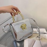 ราคา HOT Versace กระเป๋าแฟชั่นใหม่ยอดนิยมหนึ่งกระเป๋าสะพายอเนกประสงค์สไตล์เกาหลีพื้นผิวสดใสหนังสิทธิบัตรกระเป๋าสี่เหลี่ยมเล็กกระเป๋าเงินปีนี้ (19841764713)