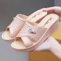 ราคา Vogue Bible รองเท้า ผู้หญิง รองเท้า แตะ หญิง รองเท้าผู้หญิงฤดูร้อนแฟชั่นกันน้ำกลางแจ้งบ้าน Wedges รองเท้าแตะรองเท้าแตะสำหรับผู้หญิง รองเท้า ส้นตึก 2023 ใหม่ B27G01V (20062210439)