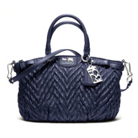 ราคา กระเป๋าถือ COACH แท้ รุ่น Limited หรูมาก จาก Shop ผ้า Nylon จับจีบ มีสายยาวหนังแท้ เบารุ่นแนะนำ COACH 18637 MADISON QUILTED CHEVRON NYLON LINDSEY Navy (705849)