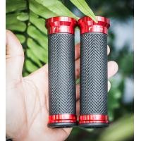 ราคา ใหม่ ปลอกแฮนด์ R CNC ลายสวย เนื้อยางละเอียด ขอบอลูมินเนียมคุณภาพสูง กระชับ ไม่ลื่น ใช้งานดี พร้อมตุ้มปลายแฮนด์ ครบชุด สำหรับ Lambretta Vespa Pocenti (20676741200)