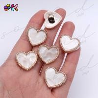 ราคา somkid กระดุมทรงหัวใจขอบทองนาคสีขาวลายหินอ่อนมี2ขนาด17mm size28L 22mm size34L มีขาสอยก้น วัสดุพลาสติกชุบเนื้อดี (20278733999)