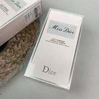 ราคา Miss Dior Moisturizing Body Lotion เนื้อโลชั่นเป็นสีขาว ทาแล้วไม่เหนียวเหนอะหนะ ซึมเร็วค่ะ กลิ่นจะทนขึ้นถ้าใช้คู่กับน้ำหอม ขนาด 200ml (15920074265)