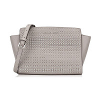ราคา กระเป๋าสะพาย Michael Kors แท้ หนังแท้ Saffiano ประดับหมุดสีเงิน สายหนังสะพายเฉียงได้ ถอดแยกได้ MICHAEL KORS 35S9SSMM2L Selma Stud Saffiano Leather Medium Bag Pearl Grey (1470262374)