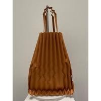 ราคา ME ISSEY MIYAKE รุ่น Trunk Pleats Bag (19472520954)