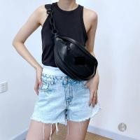 ราคา Aw กระเป๋าคาดอก หนัง สีดํา พร้อมสายโซ่คล้อง (16456644122)