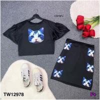 ราคา TW12978 Set เสื้อครอปแขนแต่งผ้าแก้วซีทรู กระโปรงสั้น สกรีนรูปแมว Set crop top with see through glass fabric short skirt screened cat (3507510059)