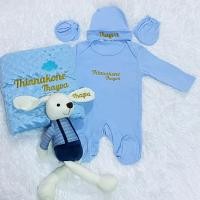 ราคา ชุดรับขวัญเด็กแรกเกิด 6 ชิ้น ของขวัญคุณแม่ ชุดบอดี้สูทปักชื่อ หมวกปักชื่อ ถุงมือ ถุงเท้า ตุ๊กตาปักชื่อ ผ้าห่มปักชื่อ (20566895306)