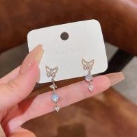 ราคา Moonstone Butterfly Earrings 925 Silver Needle ต่างหูรูปผีเสื้อประดับหินมูนสโตน 2 ข้างยาวไม่เท่ากัน (21063230791)