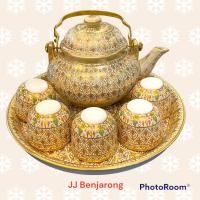 ราคา ชุดกาแป้นเบญจรงค์ พร้อมจานรอง และ 5 ถ้วย ใส่กล่องผ้าไหม Tea Set with Five Cups and Tray Handpainted by JJ Benjarong Silk Box included (17248849501)