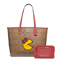 ราคา กระเป๋าสะพาย COACH แท้ ใช้ได้ 2 ด้าน พร้อมกระเป๋าคล้องมือ ทั้งเซต คุ้มมาก ลาย MS PAC MAN รุ่นลิมิเต็ด COACH 72900 REVERSIBLE CITY TOTE IN SIGNATURE CANVAS WITH MS PAC MAN (7452447510)