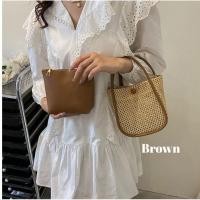 ราคา กระเป๋าสานสะพายข้าง กระเป๋าสานแบบครอสบอดี้ กระเป๋าถือลายสาน มี 4 สี จำนวน 1 ใบ กระเป๋าสะพายครอสบอดี้แบบสาน มีหูหิ้วสำหรับถือกระเป๋า มีกระเป๋าใบเล็กด้านในให้อีก 1 ใบ ขนาดเล็กกระทัดรัด (19591641636)