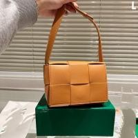 ราคา BOTTEGA VENETA ใหม่กระเป๋าหมอนหนังทอผู้หญิงแฟชั่นคลาสสิกกระเป๋าสี่เหลี่ยมทอกระเป๋าสะพายใบเล็ก (21030701632)