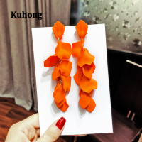 ราคา Kuhong ดอกไม้ห้อยยาวต่างหูรูปหยดน้ำสำหรับผู้หญิงงานแต่งงานงานเลี้ยงเจ้าสาวสีขาวสีแดงกลีบใหญ่สร้อยคอประดับตุ้มหูเกาหลี (17978844201)