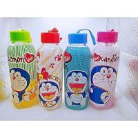 ราคา ขวดแก้วโดเรม่อน มีฝาปิดพร้อมหูหิ้ว ลิขสิทธิ์แท้ คละสี คละลาย (17459765886)