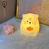 ราคา ILT โคมไฟกลางคืน Led ซิลิโคนนิ่ม โคมไฟข้างเตียง โคมไฟตั้งโต๊ะLED รูปการ์ตูนน่ารักๆ สําหรับตกแต่งบ้าน (20223347410)