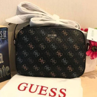 ราคา กระเป๋าสะพาย GUESS Printed Kamryn Top zip Crossbody bag แบรนด์แท้ กระเป๋าสะพายทรงฮิตแบบครอสบอดี้หรือสะพายข้าง วัสดุหนังpvc ลายsignature (1169988315)
