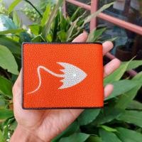 ราคา กระเป๋าหนังปลากระเบนแท้ สีส้ม มีรูปปลาสีขาว ตรงกลาง กระเป๋าสตางค์หนังปลากระเบน สามารถเสียบหรือบิล หลังกระเป๋าได้ กระเป๋าปลากระเบน (17347131096)
