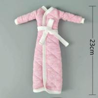 ราคา สีชมพูยาวเสื้อคลุมอาบน้ำสำหรับ Barbie เสื้อผ้าตุ๊กตาห้องน้ำชุดฤดูหนาวชุดนอนสวมใส่ Sleeping เสื้อผ้าลำลองสำหรับ Barbie Playhouse ของเล่น (1088646863)