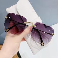 ราคา แว่นกันแดดผู้หญิงทรงเหลี่ยม ไร้ขอบ แว่นกันแดดหน้ากลม หน้าปัดธรรมดา ไล่โทนสี (19826591754)