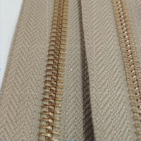 ราคา ปลีก ส่ง 1หลา เส้นซิปเบอร์5 วันเวย์ฟันทอง 1หลา รูดลื่น ไม่ขึ้นสนิม เฉพาะเส้นซิปไม่มีหัวซิปให้นะคะ (10745246850)