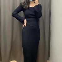 ราคา UNIQLO เสื้อสเวตเตอร์คอเหลี่ยมสำหรับผู้หญิงกระโปรงไหมพรมยึดโครงสำหรับฤดูใบไม้ผลิห้องลองเสื้อ452646 452647 (20333576680)