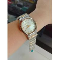 ราคา นาฬิกาข้อมือผู้ชาย ผู้หญิง Guy Laroche หน้าปัดทรงกลมสีขาว สายเหล็กสีเงินสลับทอง (12426228172)