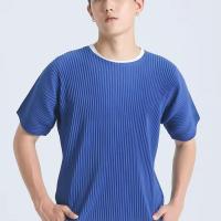 ราคา Issey Miyake เสื้อยืดแขนสั้นสำหรับผู้ชายเสื้อโค้ทแขนสั้นฤดูร้อนแฟชั่นคอกลมสีฟ้าระบายอากาศได้แบบหลวมเงินสำหรับผู้ชาย (20145656137)