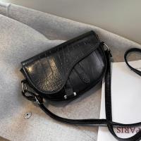 ราคา กระเป๋าสะพายข้าง ทรงโค้ง กระเป๋า ผู้หญิง กระเป๋าหนัง สายหนัง B020 86 105 (12871950360)