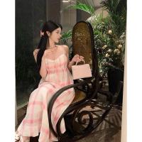 ราคา ชุดเดรสสายเดี่ยวยาวสีขาวพิมพ์ลายตารางชมพูพาสเทล โชว์หลัง (20563920949)