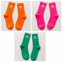 ราคา Adidas ถุงเท้าน่องสีสันสดใสขนาดกลางสำหรับผู้ชายและผู้หญิงถุงเท้ากีฬาหลากสีทันสมัย3คู่ (11431049248)