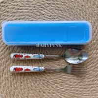 ราคา พร้อมส่ง ชุดช้อนส้อมตะเกียบ ลายการ์ตูน ช้อนส้อมพกพา ช้อนส้อมเด็ก กล่องใส่ช้อน น่ารัก คิตตี้ โดเรมอน Spoon fork Cutlery set (10495758811)