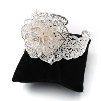 ราคา กำไลดอกไม้ฉลุลาย เลือกสีได้ เงิน ทอง รมดำ รุ่น siam silbra1002 by siamonlineshop (8955690170)