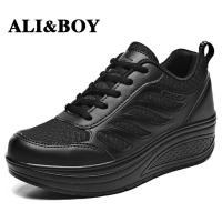 ราคา ALI BOY รองเท้าเพื่อสุขภาพ รุ่นปีกนางฟ้า สีพื้น สีดำล้วน ใส่นิ่ม เบาสบาย ปรับสมดุลเท้า ความสูง 5 ซม (6733584274)