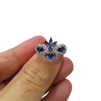 ราคา แหวน เงินแท้ 92 5 งานส่งออก ฝังพลอยไพลินทรงมาคี 7 เม็ด หยดน้ำ 2 เม็ด และเพชรสวิส cz เกรด 5A หน้าแหวนกว้าง 1 55 ซม หนัก 3 9 กรัม เคลือบทองคำขาว แล้วครับ ใส่ไม่ดำ (17563586744)