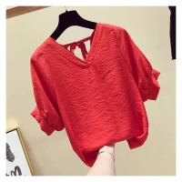 ราคา เสื้อชีฟองเลียนแบบคอวีเปลือยหลังของผู้หญิงเสื้อยืดแขนสั้นบางและระบายอากาศบางแฟชั่นทรงหลวมสไตล์เกาหลีใหม่ (12818255313)