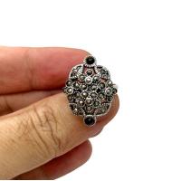 ราคา แหวน เงินแท้ 92 5 งานส่งออก ฝังนิลแท้ ขนาด 3 มิล จำนวน 2 เม็ด และประดับด้วย แมกกาไซส์สวิส หน้าแหวนกว้าง 2 4 ซม หนัก 6 8 กรัม ดีไซน์สวย แข็งแรง แปลกตา และไม่ซ้ำใครครับ ตามภาพ ที่ก้านแหวนไม่ใช่ตำหนินะค 