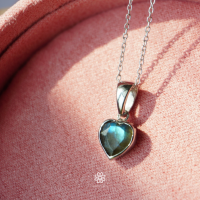 ราคา Rosenmarry สร้อยคอพร้อมจี้พลอยลาบราโดไลท์แท้ทรงหัวใจ พลอยดิบ ตัวเรือนเงินแท้ จัดส่งฟรี RN003 พลอยแท้เสริมดวง จี้พลอยหัวใจ ของขวัญ (17218425299)