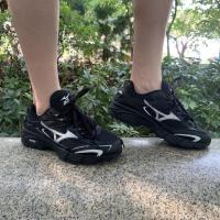 ราคา Mizuno รองเท้าวิ่งน้ำหนักเบารองเท้าที่สวยงามใหม่ Tianjin รองเท้ารองเท้าคลาสสิกต่างประเทศสีเทาดูดซับแรงกระแทกรองเท้ากีฬาสำหรับผู้ชายและผู้หญิงรองเท้าลำลองรองเท้าวิ่งช้า (20356478058)