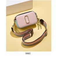 ราคา ใหม่พร้อมส่ง M กระเป๋ากล้อง J สายสะพายไหล่กว้างสีตัดกันลายไขว้กระเป๋าผู้หญิงกระเป๋าสี่เหลี่ยมขนาดเล็กกระเป๋าแฟชั่นยุโรปและอเมริกา (20548940662)