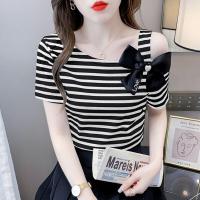 ราคา เสื้อเปิดไหล่แขนสั้นผู้หญิงเสื้อยืดลายลำลองทรงสลิมแฟชั่นสไตล์เกาหลีเสื้อยืดฤดูร้อน2023ใหม่ (17380458507)