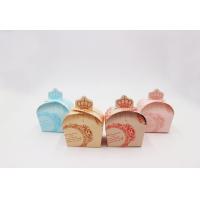 ราคา แพ็ค 20 50 100 ชิ้น กล่องของชำร่วย กล่องเอนกประสงค์ หัวมงกุฎ ลายตัวหนังสือ ใส่ผ้าขนหนู ใส่ตลับเมตร กล่องบรรจุภัณฑ์ สีฟ้า สีชมพู สีแดง (12824689139)