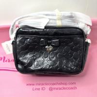 ราคา กระเป๋าถือ COACH แท้ หนังแท้ มีตำหนิ หนังลอกแตกร้าวทั้งใบ ลดราคาขาดทุน COACH 49430 EMBOSSED LIQUID GLOSS MINI CAMERA BAG Black Clearance (21298395888)