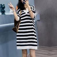 ราคา เสื้อผ้าผู้หญิงไซส์ใหญ่พิเศษสำหรับคนอ้วนเดรสผ้าถักลายทางยาวคลุมเข่าเดรสไหมพรมคอวีทรงหลวมใส่แล้วดูผอมเพรียวสำหรับสาวอวบ (21184265751)