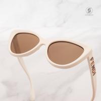 ราคา แว่นกันแดด FENDI FE40087U 25E (20820301543)