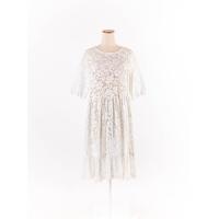 ราคา MISSZ เดรสแขนสั้น ผ้าลูกไม้ปักฉลุสีขาว Preloved (20669938661)